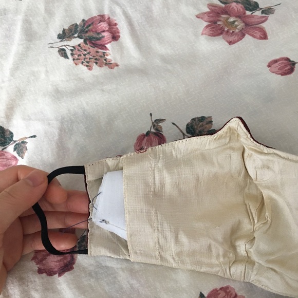 Silk face mask: reversible red gold with pocket - Picture 6 of 8